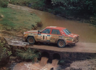 Shekhar Mehta - Mike Doughty
27º Safari Rally 1979. Datsun 160J (KNY58TE1234). Clasificado 1º.
D.T. Dobie / Team Datsun

Del 12 al 16 de Abril, Nairobi, Kenya, África.
Superficie: tierra.

El Rally tenia un total de 5027.46 km con 82 controles horarios.

Tomaron la salida 66 equipos, finalizaron 21.@
Palabras clave: Shekhar_Mehta;Datsun;Safari;1979