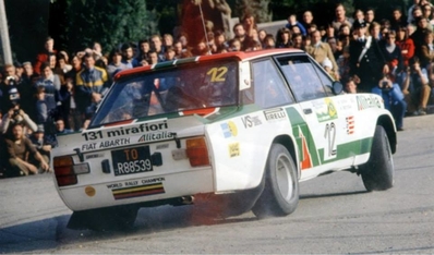 Attilio Bettega - Roberto Serra
2º Rally della Lana 1979. Fiat 131 Abarth (TO-R88539). Clasificado 1º.

Bettega tení­a que competir en el rally con un Fiat Ritmo Gr.2 y como copiloto debía llevar a su lado a Mario Mannucci.
En el último momento sustituyeron el Ritmo por el Fiat debido a que el Ritmo no estaba listo para competir en la prueba.

El reglamento, sin embargo, no permití­a tal cambio; se encontró como única solución posible, la sustitución de otro equipo que compitiera con el Fiat 131 Abarth, eso sí... con una condición, al menos el copiloto tení­a que ser el mismo.
El 