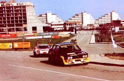 10º Rally Albena / Zlatni Piassatzi / Bulgaria 1979
En primera linea de imagen
#2 Antonio Zanini - Juan-Jose Petisco
Fiat 131 Abarth (B-2528-CV) clasificado 1º.

Detrás:
#5 Tassos Livieratos "Siroco" - Kostas Fertakis 
Lancia Stratos HF, clasificado 2º.

Del 7 al 9 de Abril.
Superficie: asfalto.

El Rally constaba de 45 tramos cronometrados.
Desconocemos de cuantos kilómetros tanto totales como especiales constaba la prueba.

Tomaron la salida 83 equipos, finalizaron 36.
@
Palabras clave: Antonio_Zanini;Fiat;Abarth;Lancia;Stratos;Albena;Zlatni;Bulgaria;1979