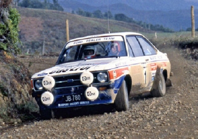 Hannu Mikkola - Arne Hertz
10º Motogard Rally of New Zealand 1979. Ford Escort RS1800 MKII (JB 780). Clasificado 1º.

Del 14 al 18 de Julio, Auckland.
Superficie: asfalto - tierra.

El Rally tenia un total de 2016.00 km de los que 672.00 km divididos en 42 tramos eran especiales (2 de ellas fueron canceladas SS7 y SS41).

Se inscribieron 83 equipos, tomaron la salida 82, finalizaron 37.@
Palabras clave: ;Ford;Escort;MKII;MKII;Nueva_Zelanda;1979