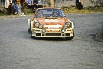 Marc Etchebers - Marie-Christine Etchebers-Rives
21º Rallye 2000 Viratges 1979. Porsche 911 Carrera. Clasificado 1º.

Del 2 al 4 de Noviembre, Manresa, Barcelona, Catalunya, España.
Superficie: asfalto.

El Rally tenía 164.80 km cronometrados.

Tomaron la salida 84 equipos, desconocemos cuantos consiguieron acabar.

Foto en SS Pont de Vilomara - Manresa. 
En la primera curva/paella pocos metros después de empezar el tramo, llamada por los lugareños, "Curva del transformador".
@
Palabras clave: Marc_Etchebers;2000_Viratges;Porsche;1979