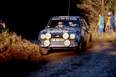 Hannu Mikkola - Arne Hertz
28º Lombard RAC Rally 1979. Ford Escort RS1800 MKII (WTW 569S). Clasificado 1º.

Del 18 al 21 de Noviembre, Chester, Inglaterra.
Superficie: tierra.

El Rally tenia un total de 2.120 km de los que 661.48 km divididos en 59 tramos eran especiales.

Se inscribieron 217 equipos, tomaron la salida 175, finalizaron 74.

[b]COPYRIGHT :[/b][url=lesashephotography.com] [b][u]lesashephotography.com.[/u][/b] [/url].
@
Palabras clave: ;Ford;Escort;Gran_Bretaña;RS1800;MKII;1979;RAC_Rally