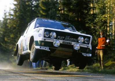 Markku Alén - Ilkka Kivimäki
29º Jyväskylän Suurajot - Rally de los 1000 Lagos 1979. Fiat 131 Abarth (TO P35975). Clasificado 1º.

Del 24 al 28 de Agosto, Jyväskylä, Finlandia.
Superficie: tierra.

El Rally tenia un total de 1448.50 km de los que 423.50 km divididos en 45 tramos eran especiales (2 de ellas fueron canceladas SS20 y SS29).

Se inscribieron 133, tomaron la salida 128, finalizaron 74.@
Palabras clave: Markku_Alen;Fiat;Abarth;Finlandia;1979;