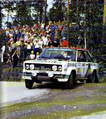 Markku Alén - Ilkka Kivimäki
29º Jyväskylän Suurajot - Rally de los 1000 Lagos 1979. Fiat 131 Abarth (TO P35975). Clasificado 1º.

Del 24 al 28 de Agosto, Jyväskylä, Finlandia.
Superficie: tierra.

El Rally tenia un total de 1448.50 km de los que 423.50 km divididos en 45 tramos eran especiales (2 de ellas fueron canceladas SS20 y SS29).

Se inscribieron 133, tomaron la salida 128, finalizaron 74.@
Palabras clave: Markku_Alen;Fiat;Abarth;Finlandia;1979