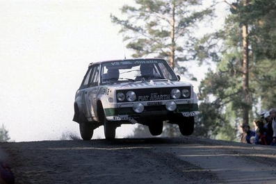 Markku Alén - Ilkka Kivimäki
29º Jyväskylän Suurajot - Rally de los 1000 Lagos 1979. Fiat 131 Abarth (TO P35975). Clasificado 1º.

Del 24 al 28 de Agosto, Jyväskylä, Finlandia.
Superficie: tierra.

El Rally tenia un total de 1448.50 km de los que 423.50 km divididos en 45 tramos eran especiales (2 de ellas fueron canceladas SS20 y SS29).

Se inscribieron 133, tomaron la salida 128, finalizaron 74.@
Palabras clave: Markku_Alen;Fiat;Abarth;Finlandia;1979;
