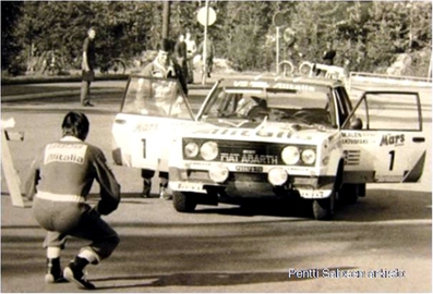 Markku Alén - Ilkka Kivimäki
29º Jyväskylän Suurajot - Rally de los 1000 Lagos 1979. Fiat 131 Abarth (TO P35975). Clasificado 1º.

Del 24 al 28 de Agosto, Jyväskylä, Finlandia.
Superficie: tierra.

El Rally tenia un total de 1448.50 km de los que 423.50 km divididos en 45 tramos eran especiales (2 de ellas fueron canceladas SS20 y SS29).

Se inscribieron 133, tomaron la salida 128, finalizaron 74.@
Palabras clave: Markku_Alen;Fiat;Abarth;Finlandia;1979