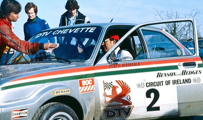 Pentti Airikkala - Risto Virtanen
40º Benson & Hedges Circuit of Ireland 1979. Vauxhall Chevette 2300 HS (YEB 624T). Clasificado 1º.

Del 13 al 17 de Abril, (Ulster Automobile Club), Irlanda.
Superficie: asfalto.

El Rally estaba dividido en 5 etapas y un total de 1007.61 km cronometrados divididos en 58 tramos especiales.
De los 58 tramos especiales 10 de ellos fueron cancelados.
Todos los de la 2ª etapa (de SS18 a SS24 un total de 109.54 km) mas uno de la 1ª (SS5 Knockmanny Forest de 10.41 km), otro de 4ª (SS45 Brackna de 8.77 km) y uno de la 5ª (SS49 The Poor House 2 de 23.51 km).
Siendo un total de 152.23 km cronometrados anulados.

Tomaron la salida 132 equipos, finalizaron 54.

[b]COPYRIGHT :[/b][url=lesashephotography.com] [b][u]lesashephotography.com.[/u][/b] [/url]
@
Palabras clave: Pentti_Airikkala;Vauxhall;Chevette;Ireland;Irlanda;1979;Personajes