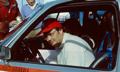 Pentti Airikkala - Risto Virtanen
40º Benson & Hedges Circuit of Ireland 1979. Vauxhall Chevette 2300 HS (YEB 624T). Clasificado 1º.

Del 13 al 17 de Abril, (Ulster Automobile Club), Irlanda.
Superficie: asfalto.

El Rally estaba dividido en 5 etapas y un total de 1007.61 km cronometrados divididos en 58 tramos especiales.
De los 58 tramos especiales 10 de ellos fueron cancelados.
Todos los de la 2ª etapa (de SS18 a SS24 un total de 109.54 km) mas uno de la 1ª (SS5 Knockmanny Forest de 10.41 km), otro de 4ª (SS45 Brackna de 8.77 km) y uno de la 5ª (SS49 The Poor House 2 de 23.51 km).
Siendo un total de 152.23 km cronometrados anulados.

Tomaron la salida 132 equipos, finalizaron 54.

[b]COPYRIGHT :[/b][url=lesashephotography.com] [b][u]lesashephotography.com.[/u][/b] [/url]
@
Palabras clave: Pentti_Airikkala;Vauxhall;Chevette;Ireland;Irlanda;1979;Personajes