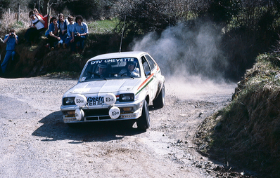 Pentti Airikkala - Risto Virtanen
40º Benson & Hedges Circuit of Ireland 1979. Vauxhall Chevette 2300 HS (YEB 624T). Clasificado 1º.

Del 13 al 17 de Abril, (Ulster Automobile Club), Irlanda.
Superficie: asfalto.

El Rally estaba dividido en 5 etapas y un total de 1007.61 km cronometrados divididos en 58 tramos especiales.
De los 58 tramos especiales 10 de ellos fueron cancelados.
Todos los de la 2ª etapa (de SS18 a SS24 un total de 109.54 km) mas uno de la 1ª (SS5 Knockmanny Forest de 10.41 km), otro de 4ª (SS45 Brackna de 8.77 km) y uno de la 5ª (SS49 The Poor House 2 de 23.51 km).
Siendo un total de 152.23 km cronometrados anulados.

Tomaron la salida 132 equipos, finalizaron 54.

[b]COPYRIGHT :[/b][url=lesashephotography.com] [b][u]lesashephotography.com.[/u][/b] [/url]
@
Palabras clave: Pentti_Airikkala;Vauxhall;Chevette;Ireland;Irlanda;1979