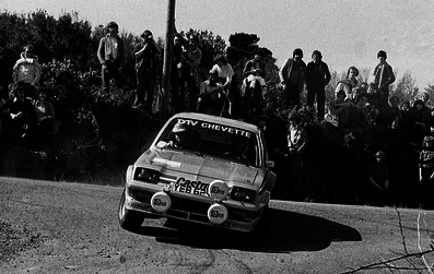 Pentti Airikkala - Risto Virtanen
40º Benson & Hedges Circuit of Ireland 1979. Vauxhall Chevette 2300 HS (YEB 624T). Clasificado 1º.

Del 13 al 17 de Abril, (Ulster Automobile Club), Irlanda.
Superficie: asfalto.

El Rally estaba dividido en 5 etapas y un total de 1007.61 km cronometrados divididos en 58 tramos especiales.
De los 58 tramos especiales 10 de ellos fueron cancelados.
Todos los de la 2ª etapa (de SS18 a SS24 un total de 109.54 km) mas uno de la 1ª (SS5 Knockmanny Forest de 10.41 km), otro de 4ª (SS45 Brackna de 8.77 km) y uno de la 5ª (SS49 The Poor House 2 de 23.51 km).
Siendo un total de 152.23 km cronometrados anulados.

Tomaron la salida 132 equipos, finalizaron 54.

[b]COPYRIGHT :[/b][url=lesashephotography.com] [b][u]lesashephotography.com.[/u][/b] [/url]
@
Palabras clave: Pentti_Airikkala;Vauxhall;Chevette;Ireland;Irlanda;1979