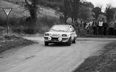 Pentti Airikkala - Risto Virtanen
40º Benson & Hedges Circuit of Ireland 1979. Vauxhall Chevette 2300 HS (YEB 624T). Clasificado 1º.

Del 13 al 17 de Abril, (Ulster Automobile Club), Irlanda.
Superficie: asfalto.

El Rally estaba dividido en 5 etapas y un total de 1007.61 km cronometrados divididos en 58 tramos especiales.
De los 58 tramos especiales 10 de ellos fueron cancelados.
Todos los de la 2ª etapa (de SS18 a SS24 un total de 109.54 km) mas uno de la 1ª (SS5 Knockmanny Forest de 10.41 km), otro de 4ª (SS45 Brackna de 8.77 km) y uno de la 5ª (SS49 The Poor House 2 de 23.51 km).
Siendo un total de 152.23 km cronometrados anulados.

Tomaron la salida 132 equipos, finalizaron 54.

[b]COPYRIGHT :[/b][url=lesashephotography.com] [b][u]lesashephotography.com.[/u][/b] [/url]
@
Palabras clave: Pentti_Airikkala;Vauxhall;Chevette;Ireland;Irlanda;1979