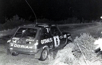 Jean Ragnotti - Jean-Marc Andrie
23º Tour de Corse 1979. Renault 5 Alpine (8002 TK 91). Clasificado 2º.

ANECDOTA
En la última asistencia, de noche, Darniche (que quedó primero en el Rally) y Ragnotti, pararon para salir al último tramo. Cambiaron gomas y salieron en dirección al tramo. 

Al poco de salir, Darniche escuchó un ruido sospechoso al acelerar, un claqueteo como si hubiera picado una biela. Darniche aceleró dos o tres veces más y el claqueteo se repitió.
Pensando que el motor no aguantaría y que perdería un rally más que ganado, paró en una cuneta para echar un vistazo al motor y el R5 de Ragnotti paró detrás. 

Cuando Darniche se apeó del Stratos se encontró a Ragnotti subido al capó trasero del Stratos con una llave inglesa en una mano y con la otra agarrado a la “persiana” trasera del Stratos partiéndose de risa. En el R5 de Ragnotti estaba al volante su copiloto, Jean-Marc Andrie que iluminaba la escena...

Irrepetible Jeannot !

Del 2 al 4 de Noviembre, Ajaccio, Córcega, Francia.
Superficie: asfalto.

El Rally tenia un total de 2040.00 km de los que 1128.90 km divididos en 22 tramos eran especiales.

Se inscribieron 125 equipos, tomaron la salida 112, finalizaron 14.@

Palabras clave: ;Renault;Alpine;Corse;Corcega;1979