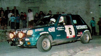 Jean Ragnotti - Jean-Marc Andrie
23º Tour de Corse 1979. Renault 5 Alpine (8002 TK 91). Clasificado 2º.

ANECDOTA
En la última asistencia, de noche, Darniche (que quedó primero en el Rally) y Ragnotti, pararon para salir al último tramo. Cambiaron gomas y salieron en dirección al tramo. 

Al poco de salir, Darniche escuchó un ruido sospechoso al acelerar, un claqueteo como si hubiera picado una biela. Darniche aceleró dos o tres veces más y el claqueteo se repitió.
Pensando que el motor no aguantaría y que perdería un rally más que ganado, paró en una cuneta para echar un vistazo al motor y el R5 de Ragnotti paró detrás. 

Cuando Darniche se apeó del Stratos se encontró a Ragnotti subido al capó trasero del Stratos con una llave inglesa en una mano y con la otra agarrado a la “persiana” trasera del Stratos partiéndose de risa. En el R5 de Ragnotti estaba al volante su copiloto, Jean-Marc Andrie que iluminaba la escena...

Irrepetible Jeannot !

Del 2 al 4 de Noviembre, Ajaccio, Córcega, Francia.
Superficie: asfalto.

El Rally tenia un total de 2040.00 km de los que 1128.90 km divididos en 22 tramos eran especiales.

Se inscribieron 125 equipos, tomaron la salida 112, finalizaron 14.@

Palabras clave: ;Renault;Alpine;Corse;Corcega;1979