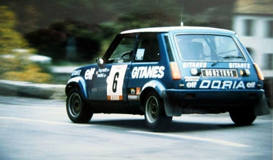 Jean Ragnotti - Jean-Marc Andrie
23º Tour de Corse 1979. Renault 5 Alpine (8002 TK 91). Clasificado 2º.

ANECDOTA
En la última asistencia, de noche, Darniche (que quedó primero en el Rally) y Ragnotti, pararon para salir al último tramo. Cambiaron gomas y salieron en dirección al tramo. 

Al poco de salir, Darniche escuchó un ruido sospechoso al acelerar, un claqueteo como si hubiera picado una biela. Darniche aceleró dos o tres veces más y el claqueteo se repitió.
Pensando que el motor no aguantaría y que perdería un rally más que ganado, paró en una cuneta para echar un vistazo al motor y el R5 de Ragnotti paró detrás. 

Cuando Darniche se apeó del Stratos se encontró a Ragnotti subido al capó trasero del Stratos con una llave inglesa en una mano y con la otra agarrado a la “persiana” trasera del Stratos partiéndose de risa. En el R5 de Ragnotti estaba al volante su copiloto, Jean-Marc Andrie que iluminaba la escena...

Irrepetible Jeannot !

Del 2 al 4 de Noviembre, Ajaccio, Córcega, Francia.
Superficie: asfalto.

El Rally tenia un total de 2040.00 km de los que 1128.90 km divididos en 22 tramos eran especiales.

Se inscribieron 125 equipos, tomaron la salida 112, finalizaron 14.@

Palabras clave: ;Renault;Alpine;Corse;Corcega;1979