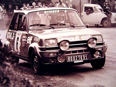 Jean Ragnotti - Jean-Marc Andrie
23º Tour de Corse 1979. Renault 5 Alpine (8002 TK 91). Clasificado 2º.

ANECDOTA
En la última asistencia, de noche, Darniche (que quedó primero en el Rally) y Ragnotti, pararon para salir al último tramo. Cambiaron gomas y salieron en dirección al tramo. 

Al poco de salir, Darniche escuchó un ruido sospechoso al acelerar, un claqueteo como si hubiera picado una biela. Darniche aceleró dos o tres veces más y el claqueteo se repitió.
Pensando que el motor no aguantaría y que perdería un rally más que ganado, paró en una cuneta para echar un vistazo al motor y el R5 de Ragnotti paró detrás. 

Cuando Darniche se apeó del Stratos se encontró a Ragnotti subido al capó trasero del Stratos con una llave inglesa en una mano y con la otra agarrado a la “persiana” trasera del Stratos partiéndose de risa. En el R5 de Ragnotti estaba al volante su copiloto, Jean-Marc Andrie que iluminaba la escena...

Irrepetible Jeannot !

Del 2 al 4 de Noviembre, Ajaccio, Córcega, Francia.
Superficie: asfalto.

El Rally tenia un total de 2040.00 km de los que 1128.90 km divididos en 22 tramos eran especiales.

Se inscribieron 125 equipos, tomaron la salida 112, finalizaron 14.@

Palabras clave: ;Renault;Alpine;Corse;Corcega;1979