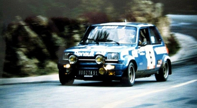 Jean Ragnotti - Jean-Marc Andrie
23º Tour de Corse 1979. Renault 5 Alpine (8002 TK 91). Clasificado 2º.

ANECDOTA
En la última asistencia, de noche, Darniche (que quedó primero en el Rally) y Ragnotti, pararon para salir al último tramo. Cambiaron gomas y salieron en dirección al tramo. 

Al poco de salir, Darniche escuchó un ruido sospechoso al acelerar, un claqueteo como si hubiera picado una biela. Darniche aceleró dos o tres veces más y el claqueteo se repitió.
Pensando que el motor no aguantaría y que perdería un rally más que ganado, paró en una cuneta para echar un vistazo al motor y el R5 de Ragnotti paró detrás. 

Cuando Darniche se apeó del Stratos se encontró a Ragnotti subido al capó trasero del Stratos con una llave inglesa en una mano y con la otra agarrado a la “persiana” trasera del Stratos partiéndose de risa. En el R5 de Ragnotti estaba al volante su copiloto, Jean-Marc Andrie que iluminaba la escena...

Irrepetible Jeannot !

Del 2 al 4 de Noviembre, Ajaccio, Córcega, Francia.
Superficie: asfalto.

El Rally tenia un total de 2040.00 km de los que 1128.90 km divididos en 22 tramos eran especiales.

Se inscribieron 125 equipos, tomaron la salida 112, finalizaron 14.@

Palabras clave: ;Renault;Alpine;Corse;Corcega;1979