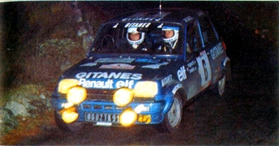 Jean Ragnotti - Jean-Marc Andrie
23º Tour de Corse 1979. Renault 5 Alpine (8002 TK 91). Clasificado 2º.

ANECDOTA
En la última asistencia, de noche, Darniche (que quedó primero en el Rally) y Ragnotti, pararon para salir al último tramo. Cambiaron gomas y salieron en dirección al tramo. 

Al poco de salir, Darniche escuchó un ruido sospechoso al acelerar, un claqueteo como si hubiera picado una biela. Darniche aceleró dos o tres veces más y el claqueteo se repitió.
Pensando que el motor no aguantaría y que perdería un rally más que ganado, paró en una cuneta para echar un vistazo al motor y el R5 de Ragnotti paró detrás. 

Cuando Darniche se apeó del Stratos se encontró a Ragnotti subido al capó trasero del Stratos con una llave inglesa en una mano y con la otra agarrado a la “persiana” trasera del Stratos partiéndose de risa. En el R5 de Ragnotti estaba al volante su copiloto, Jean-Marc Andrie que iluminaba la escena...

Irrepetible Jeannot !

Del 2 al 4 de Noviembre, Ajaccio, Córcega, Francia.
Superficie: asfalto.

El Rally tenia un total de 2040.00 km de los que 1128.90 km divididos en 22 tramos eran especiales.

Se inscribieron 125 equipos, tomaron la salida 112, finalizaron 14.@

Palabras clave: ;Renault;Alpine;Corse;Corcega;1979