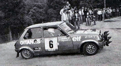 Jean Ragnotti - Jean-Marc Andrie
23º Tour de Corse 1979. Renault 5 Alpine (8002 TK 91). Clasificado 2º.

ANECDOTA
En la última asistencia, de noche, Darniche (que quedó primero en el Rally) y Ragnotti, pararon para salir al último tramo. Cambiaron gomas y salieron en dirección al tramo. 

Al poco de salir, Darniche escuchó un ruido sospechoso al acelerar, un claqueteo como si hubiera picado una biela. Darniche aceleró dos o tres veces más y el claqueteo se repitió.
Pensando que el motor no aguantaría y que perdería un rally más que ganado, paró en una cuneta para echar un vistazo al motor y el R5 de Ragnotti paró detrás. 

Cuando Darniche se apeó del Stratos se encontró a Ragnotti subido al capó trasero del Stratos con una llave inglesa en una mano y con la otra agarrado a la “persiana” trasera del Stratos partiéndose de risa. En el R5 de Ragnotti estaba al volante su copiloto, Jean-Marc Andrie que iluminaba la escena...

Irrepetible Jeannot !

Del 2 al 4 de Noviembre, Ajaccio, Córcega, Francia.
Superficie: asfalto.

El Rally tenia un total de 2040.00 km de los que 1128.90 km divididos en 22 tramos eran especiales.

Se inscribieron 125 equipos, tomaron la salida 112, finalizaron 14.@

Palabras clave: ;Renault;Alpine;Corse;Corcega;1979
