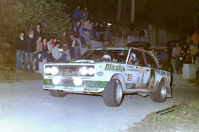 Walter Röhrl - Christian Geistdörfer
21º Rally de Sanremo 1979. Fiat 131 Abarth (TO R88538). Clasificado 2º.

Del 1 al 7 de Octubre, Sanremo, Imperia, Liguria, Italia.
Superficie: asfalto - tierra.

El Rally tenia un total de 2941.00 km de los que 962.00 km divididos en 74 tramos eran especiales.

Se inscribieron 72 equipos, tomaron la salida 67, finalizaron 26.

© By Roche.
@
Palabras clave: Walter_Röhrl;Fiat;Abarth;Sanremo;1979;Personajes