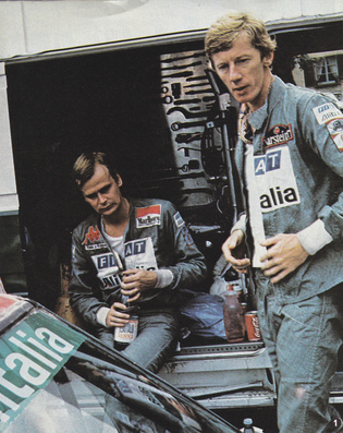 Markku Alén y Walter Röhrl
21º Rally de Sanremo 1979
Pilotos Oficiales del Equipo Alitalia Fiat.
Fiat 131 Abarth.
Clasificados 6º y 2º respectivamente.

Copilto de Markku: Ilkka Kivimäki
Copiloto de Walter: Christian Geistdörfer

Del 1 al 7 de Octubre, Sanremo, Imperia, Liguria, Italia.
Superficie: asfalto - tierra.

El Rally tenia un total de 2941.00 km de los que 962.00 km divididos en 74 tramos eran especiales.

Se inscribieron 72 equipos, tomaron la salida 67, finalizaron 26.@
Palabras clave: Markku_Alen;Walter_Röhrl;Sanremo;1979;Personajes;Fiat;Abarth