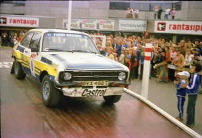 Ari Vatanen - David Richards
29º Jyväskylän Suurajot - Rally de los 1000 Lagos 1979. Ford Escort RS 1800 MKII (GVX 488T). Clasificado 2º.

Del 24 al 28 de Agosto, Jyväskylä, Finlandia.
Superficie: tierra.

El Rally tenia un total de 1448.50 km de los que 423.50 km divididos en 45 tramos eran especiales (2 de ellas fueron canceladas SS20 y SS29).

Se inscribieron 133, tomaron la salida 128, finalizaron 74.@
Palabras clave: ;Ford;Escort;MKII;Finlandia;1979;MKII