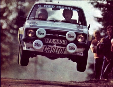 Ari Vatanen - David Richards
29º Jyväskylän Suurajot - Rally de los 1000 Lagos 1979. Ford Escort RS 1800 MKII (GVX 488T). Clasificado 2º.

Del 24 al 28 de Agosto, Jyväskylä, Finlandia.
Superficie: tierra.

El Rally tenia un total de 1448.50 km de los que 423.50 km divididos en 45 tramos eran especiales (2 de ellas fueron canceladas SS20 y SS29).

Se inscribieron 133, tomaron la salida 128, finalizaron 74.@
Palabras clave: ;Ford;Escort;MKII;Finlandia;1979;MKII