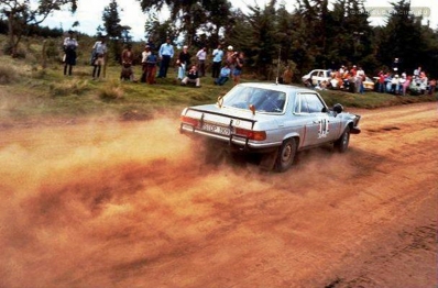 Hannu Mikkola - Arne Hertz
27º Safari Rally 1979. Mercedes 450 SLC 5.0 (SD-P 1909). Clasificado 2º.

Del 12 al 16 de Abril, Nairobi, Nairobi, Kenya, África.
Superficie: tierra.

El Rally tenia un total de 5027.46 km con 82 controles horarios.

Tomaron la salida 66 equipos, finalizaron 21.@
Palabras clave: ;Mercedes;Safari;1979