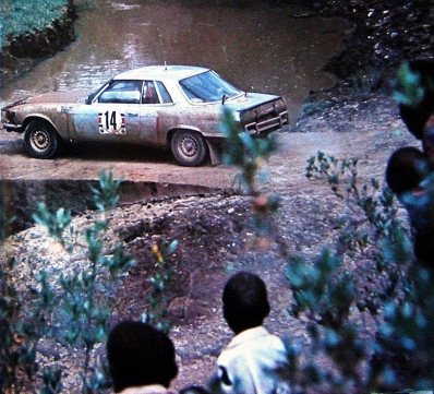 Hannu Mikkola - Arne Hertz
27º Safari Rally 1979. Mercedes 450 SLC 5.0 (SD-P 1909). Clasificado 2º.

Del 12 al 16 de Abril, Nairobi, Nairobi, Kenya, África.
Superficie: tierra.

El Rally tenia un total de 5027.46 km con 82 controles horarios.

Tomaron la salida 66 equipos, finalizaron 21.@
Palabras clave: ;Mercedes;Safari;1979