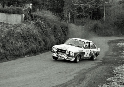 William (Billy) Coleman - Frank O'Donoghue
40º Benson & Hedges Circuit of Ireland 1979. Ford Escort RS 1800 MKII (STW 200R). Clasificado 2º.

Del 13 al 17 de Abril, (Ulster Automobile Club), Irlanda.
Superficie: asfalto.

El Rally estaba dividido en 5 etapas y un total de 1007.61 km cronometrados divididos en 58 tramos especiales.
De los 58 tramos especiales 10 de ellos fueron cancelados.
Todos los de la 2ª etapa (de SS18 a SS24 un total de 109.54 km) mas uno de la 1ª (SS5 Knockmanny Forest de 10.41 km), otro de 4ª (SS45 Brackna de 8.77 km) y uno de la 5ª (SS49 The Poor House 2 de 23.51 km).
Siendo un total de 152.23 km cronometrados anulados.

Tomaron la salida 132 equipos, finalizaron 54.

[b]COPYRIGHT :[/b][url=lesashephotography.com] [b][u]lesashephotography.com.[/u][/b] [/url]
@
Palabras clave: ;Ford;Escort;MKII;Ireland;Irlanda;1979;MKII