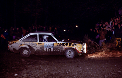 Russell Brookes - Paul White
28º Lombard RAC Rally 1979. Ford Escort RS1800 MKII (POO 504R). Clasificado 2º.

Del 18 al 21 de Noviembre, Chester, Inglaterra.
Superficie: tierra.

El Rally tenia un total de 2.120 km de los que 661.48 km divididos en 59 tramos eran especiales.

Se inscribieron 217 equipos, tomaron la salida 175, finalizaron 74.

[b]COPYRIGHT :[/b][url=lesashephotography.com] [b][u]lesashephotography.com.[/u][/b] [/url]
@
Palabras clave: ;Paul_White;Ford;Escort;Gran_Bretaña;RS1800;MKII;1979;RAC_Rally;MKII