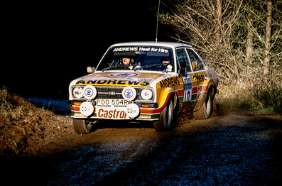 Russell Brookes - Paul White
28º Lombard RAC Rally 1979. Ford Escort RS1800 MKII (POO 504R). Clasificado 2º.

Del 18 al 21 de Noviembre, Chester, Inglaterra.
Superficie: tierra.

El Rally tenia un total de 2.120 km de los que 661.48 km divididos en 59 tramos eran especiales.

Se inscribieron 217 equipos, tomaron la salida 175, finalizaron 74.

[b]COPYRIGHT :[/b][url=lesashephotography.com] [b][u]lesashephotography.com.[/u][/b] [/url]
@
Palabras clave: ;Paul_White;Ford;Escort;Gran_Bretaña;RS1800;MKII;1979;RAC_Rally;MKII