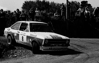 William (Billy) Coleman - Frank O'Donoghue
40º Benson & Hedges Circuit of Ireland 1979. Ford Escort RS 1800 MKII (STW 200R). Clasificado 2º.

Del 13 al 17 de Abril, (Ulster Automobile Club), Irlanda.
Superficie: asfalto.

El Rally estaba dividido en 5 etapas y un total de 1007.61 km cronometrados divididos en 58 tramos especiales.
De los 58 tramos especiales 10 de ellos fueron cancelados.
Todos los de la 2ª etapa (de SS18 a SS24 un total de 109.54 km) mas uno de la 1ª (SS5 Knockmanny Forest de 10.41 km), otro de 4ª (SS45 Brackna de 8.77 km) y uno de la 5ª (SS49 The Poor House 2 de 23.51 km).
Siendo un total de 152.23 km cronometrados anulados.

Tomaron la salida 132 equipos, finalizaron 54.

[b]COPYRIGHT :[/b][url=lesashephotography.com] [b][u]lesashephotography.com.[/u][/b] [/url]
@
Palabras clave: ;Ford;Escort;MKII;Ireland;Irlanda;1979;MKII