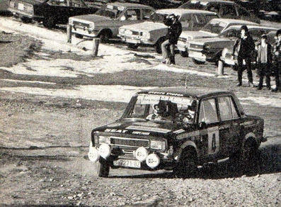 Alfons Marcos - Antonio Altarriba
XV Rallye Catalunya - X Rallye de les Caves 1979. Seat 124D-1850. (B-7271-BZ). Clasificado 3º.

Del 16 al 18 de Noviembre, Catalunya, España.
Superficie: asfalto.

El rally sería puntuable para el Europeo al año siguiente y para el RACC esta edición del 79 fue un ensayo general.
Por eso preparó un itinerario que daba miedo, y no era para menos: 1.036 km en total y casi 300 km de crono, con dos tramos de tierra al final de las etapas 2 y 4.
El planteamiento de la primera etapa de viernes era en línea, saliendo a las 21h desde las cavas Segura Viudas hasta Sant Joan de les Abadesses. Una vez allí, se hacía un bucle de tramos entre las comarcas del Ripollès, Lluçanès y Berguedà que se repetiría en las etapas 3 y 4 de sábado por la noche.
La primera noche de viernes se acababa en Puigcerdá, hacia las 10h de la mañana de sábado, lugar donde también finalizaría el rally el domingo.

Tomaron la salida 61 equipos, finalizaron 29.
@
Palabras clave: Seat;Catalunya;1979