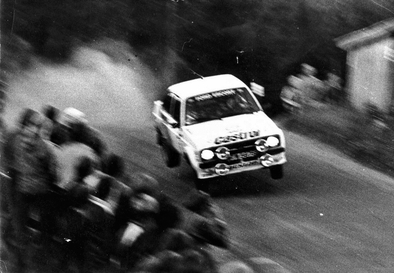 Björn Waldegard - Claes Billstam
29º Jyväskylän Suurajot - Rally of the 1000 Lakes 1979. Ford Escort RS1800 MKII (WTW 567S). Clasificado 3º.

Del 24 al 28 de Agosto, Jyväskylä, Finlandia.
Superficie: tierra.

El Rally tenia un total de 1448.50 km de los que 423.50 km divididos en 45 tramos eran especiales (2 de ellas fueron canceladas SS20 y SS29).

Se inscribieron 133, tomaron la salida 128, finalizaron 74.@
Palabras clave: ;Ford;Escort;MKII;MKII;Finlandia;1979;