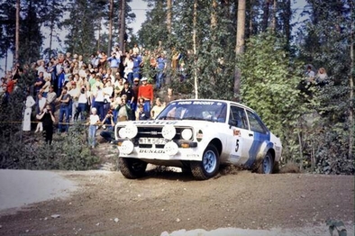 Björn Waldegard - Claes Billstam
29º Jyväskylän Suurajot - Rally of the 1000 Lakes 1979. Ford Escort RS1800 MKII (WTW 567S). Clasificado 3º.

Del 24 al 28 de Agosto, Jyväskylä, Finlandia.
Superficie: tierra.

El Rally tenia un total de 1448.50 km de los que 423.50 km divididos en 45 tramos eran especiales (2 de ellas fueron canceladas SS20 y SS29).

Se inscribieron 133, tomaron la salida 128, finalizaron 74.@
Palabras clave: ;Ford;Escort;MKII;MKII;Finlandia;1979