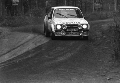 Björn Waldegard - Claes Billstam
29º Jyväskylän Suurajot - Rally of the 1000 Lakes 1979. Ford Escort RS1800 MKII (WTW 567S). Clasificado 3º.

Del 24 al 28 de Agosto, Jyväskylä, Finlandia.
Superficie: tierra.

El Rally tenia un total de 1448.50 km de los que 423.50 km divididos en 45 tramos eran especiales (2 de ellas fueron canceladas SS20 y SS29).

Se inscribieron 133, tomaron la salida 128, finalizaron 74.@
Palabras clave: ;Ford;Escort;MKII;MKII;Finlandia;1979