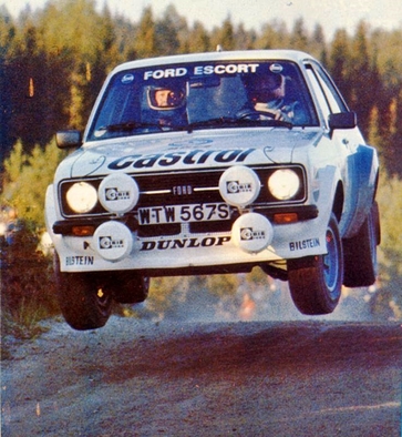 Björn Waldegard - Claes Billstam
29º Jyväskylän Suurajot - Rally of the 1000 Lakes 1979. Ford Escort RS1800 MKII (WTW 567S). Clasificado 3º.

Del 24 al 28 de Agosto, Jyväskylä, Finlandia.
Superficie: tierra.

El Rally tenia un total de 1448.50 km de los que 423.50 km divididos en 45 tramos eran especiales (2 de ellas fueron canceladas SS20 y SS29).

Se inscribieron 133, tomaron la salida 128, finalizaron 74.@
Palabras clave: ;Ford;Escort;MKII;MKII;Finlandia;1979