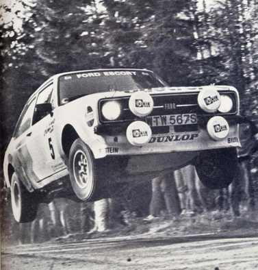 Björn Waldegard - Claes Billstam
29º Jyväskylän Suurajot - Rally of the 1000 Lakes 1979. Ford Escort RS1800 MKII (WTW 567S). Clasificado 3º.

Del 24 al 28 de Agosto, Jyväskylä, Finlandia.
Superficie: tierra.

El Rally tenia un total de 1448.50 km de los que 423.50 km divididos en 45 tramos eran especiales (2 de ellas fueron canceladas SS20 y SS29).

Se inscribieron 133, tomaron la salida 128, finalizaron 74.@
Palabras clave: ;Ford;Escort;MKII;MKII;Finlandia;1979