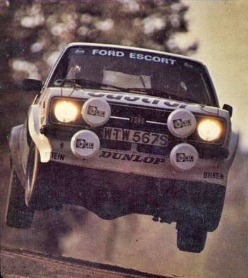 Björn Waldegard - Claes Billstam
29º Jyväskylän Suurajot - Rally of the 1000 Lakes 1979. Ford Escort RS1800 MKII (WTW 567S). Clasificado 3º.

Del 24 al 28 de Agosto, Jyväskylä, Finlandia.
Superficie: tierra.

El Rally tenia un total de 1448.50 km de los que 423.50 km divididos en 45 tramos eran especiales (2 de ellas fueron canceladas SS20 y SS29).

Se inscribieron 133, tomaron la salida 128, finalizaron 74.@
Palabras clave: ;Ford;Escort;MKII;MKII;Finlandia;1979;