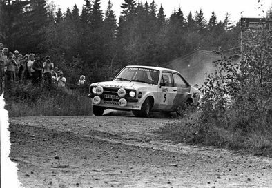 Björn Waldegard - Claes Billstam
29º Jyväskylän Suurajot - Rally of the 1000 Lakes 1979. Ford Escort RS1800 MKII (WTW 567S). Clasificado 3º.

Del 24 al 28 de Agosto, Jyväskylä, Finlandia.
Superficie: tierra.

El Rally tenia un total de 1448.50 km de los que 423.50 km divididos en 45 tramos eran especiales (2 de ellas fueron canceladas SS20 y SS29).

Se inscribieron 133, tomaron la salida 128, finalizaron 74.@
Palabras clave: ;Ford;Escort;MKII;MKII;Finlandia;1979