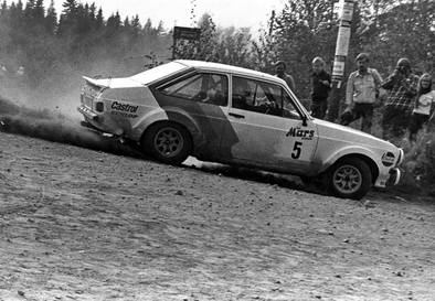 Björn Waldegard - Claes Billstam
29º Jyväskylän Suurajot - Rally of the 1000 Lakes 1979. Ford Escort RS1800 MKII (WTW 567S). Clasificado 3º.

Del 24 al 28 de Agosto, Jyväskylä, Finlandia.
Superficie: tierra.

El Rally tenia un total de 1448.50 km de los que 423.50 km divididos en 45 tramos eran especiales (2 de ellas fueron canceladas SS20 y SS29).

Se inscribieron 133, tomaron la salida 128, finalizaron 74.@
Palabras clave: ;Ford;Escort;MKII;MKII;Finlandia;1979