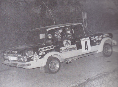 Alfons Marcos - Antonio Altarriba
XV Rallye Catalunya - X Rallye de les Caves 1979. Seat 124D-1850. (B-7271-BZ). Clasificado 3º.

Del 16 al 18 de Noviembre, Catalunya, España.
Superficie: asfalto.

El rally sería puntuable para el Europeo al año siguiente y para el RACC esta edición del 79 fue un ensayo general.
Por eso preparó un itinerario que daba miedo, y no era para menos: 1.036 km en total y casi 300 km de crono, con dos tramos de tierra al final de las etapas 2 y 4.
El planteamiento de la primera etapa de viernes era en línea, saliendo a las 21h desde las cavas Segura Viudas hasta Sant Joan de les Abadesses. Una vez allí, se hacía un bucle de tramos entre las comarcas del Ripollès, Lluçanès y Berguedà que se repetiría en las etapas 3 y 4 de sábado por la noche.
La primera noche de viernes se acababa en Puigcerdá, hacia las 10h de la mañana de sábado, lugar donde también finalizaría el rally el domingo.

Tomaron la salida 61 equipos, finalizaron 29.
@
Palabras clave: Seat;Catalunya;1979