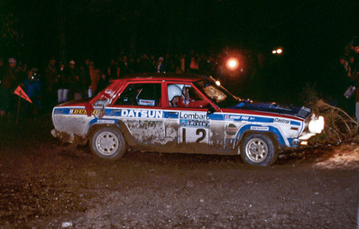 Timo Salonen - Stuart Pegg
28º Lombard RAC Rally 1979. Datsun 160J (KNY58YA5562). Clasificado 3º.
Team Datsun Europe

Del 18 al 21 de Noviembre, Chester, Inglaterra.
Superficie: tierra.

El Rally tenia un total de 2.120 km de los que 661.48 km divididos en 59 tramos eran especiales.

Se inscribieron 217 equipos, tomaron la salida 175, finalizaron 74.

[b]COPYRIGHT :[/b][url=lesashephotography.com] [b][u]lesashephotography.com.[/u][/b] [/url]
@
Palabras clave: Datsun;Gran_Bretaña;1979;RAC_Rally
