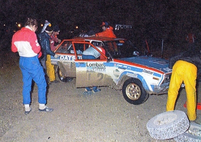 Timo Salonen - Stuart Pegg
28º Lombard RAC Rally 1979. Datsun 160J (KNY58YA5562). Clasificado 3º.
Team Datsun Europe

Del 18 al 21 de Noviembre, Chester, Inglaterra.
Superficie: tierra.

El Rally tenia un total de 2.120 km de los que 661.48 km divididos en 59 tramos eran especiales.

Se inscribieron 217 equipos, tomaron la salida 175, finalizaron 74.@
Palabras clave: Datsun;Gran_Bretaña;1979;RAC_Rally