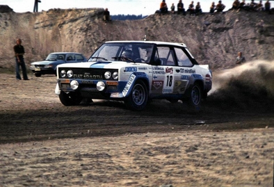 Ulf Gronholm - Bob Rehnstrom
29º Jyväskylän Suurajot - Rally de los 1000 Lagos 1979. Fiat 131 Abarth (TO P35974). Clasificado 4º.

Del 24 al 28 de Agosto, Jyväskylä, Finlandia.
Superficie: tierra.

El Rally tenia un total de 1448.50 km de los que 423.50 km divididos en 45 tramos eran especiales (2 de ellas fueron canceladas SS20 y SS29).

Se inscribieron 133, tomaron la salida 128, finalizaron 74.@
Palabras clave: ;Fiat;Abarth;Finlandia;1979