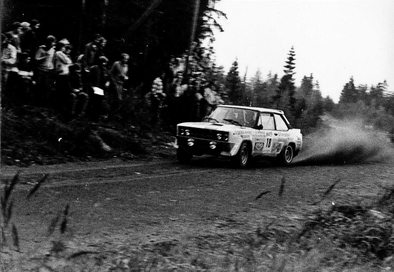 Ulf Gronholm - Bob Rehnstrom
29º Jyväskylän Suurajot - Rally de los 1000 Lagos 1979. Fiat 131 Abarth (TO P35974). Clasificado 4º.

Del 24 al 28 de Agosto, Jyväskylä, Finlandia.
Superficie: tierra.

El Rally tenia un total de 1448.50 km de los que 423.50 km divididos en 45 tramos eran especiales (2 de ellas fueron canceladas SS20 y SS29).

Se inscribieron 133, tomaron la salida 128, finalizaron 74.@
Palabras clave: ;Fiat;Abarth;Finlandia;1979