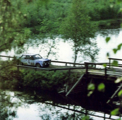 Ulf Gronholm - Bob Rehnstrom
29º Jyväskylän Suurajot - Rally de los 1000 Lagos 1979. Fiat 131 Abarth (TO P35974). Clasificado 4º.

Del 24 al 28 de Agosto, Jyväskylä, Finlandia.
Superficie: tierra.

El Rally tenia un total de 1448.50 km de los que 423.50 km divididos en 45 tramos eran especiales (2 de ellas fueron canceladas SS20 y SS29).

Se inscribieron 133, tomaron la salida 128, finalizaron 74.@
Palabras clave: ;Fiat;Abarth;Finlandia;1979