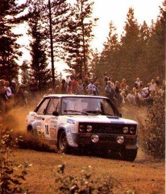Ulf Gronholm - Bob Rehnstrom
29º 1000 Lakes Rally 1979. Fiat 131 Abarth. Clasificado 4º.
El Rally tenia un total de 1460 km de los que 424 km divididos en 45 tramos, eran especiales, (2 de ellas fueron canceladas SS20 y SS29).
Se inscribieron 133 equipos, tomaron la salida 128, finalizaron 74.@
Palabras clave: ;Fiat;Abarth;Finlandia;1979