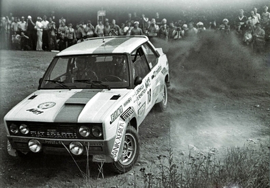Ulf Gronholm - Bob Rehnstrom
29º Jyväskylän Suurajot - Rally de los 1000 Lagos 1979. Fiat 131 Abarth (TO P35974). Clasificado 4º.

Del 24 al 28 de Agosto, Jyväskylä, Finlandia.
Superficie: tierra.

El Rally tenia un total de 1448.50 km de los que 423.50 km divididos en 45 tramos eran especiales (2 de ellas fueron canceladas SS20 y SS29).

Se inscribieron 133, tomaron la salida 128, finalizaron 74.@
Palabras clave: ;Fiat;Abarth;Finlandia;1979