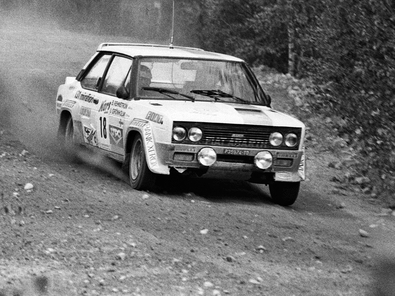 Ulf Gronholm - Bob Rehnstrom
29º Jyväskylän Suurajot - Rally de los 1000 Lagos 1979. Fiat 131 Abarth (TO P35974). Clasificado 4º.

Del 24 al 28 de Agosto, Jyväskylä, Finlandia.
Superficie: tierra.

El Rally tenia un total de 1448.50 km de los que 423.50 km divididos en 45 tramos eran especiales (2 de ellas fueron canceladas SS20 y SS29).

Se inscribieron 133, tomaron la salida 128, finalizaron 74.@
Palabras clave: ;Fiat;Abarth;Finlandia;1979